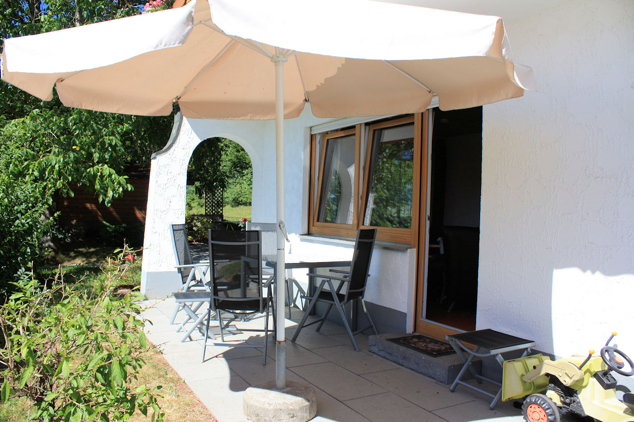 Monteurzimmer: Terrasse FeWo WALDBLICK - FERIENHAUS RUOFF - Ursula Ruoff