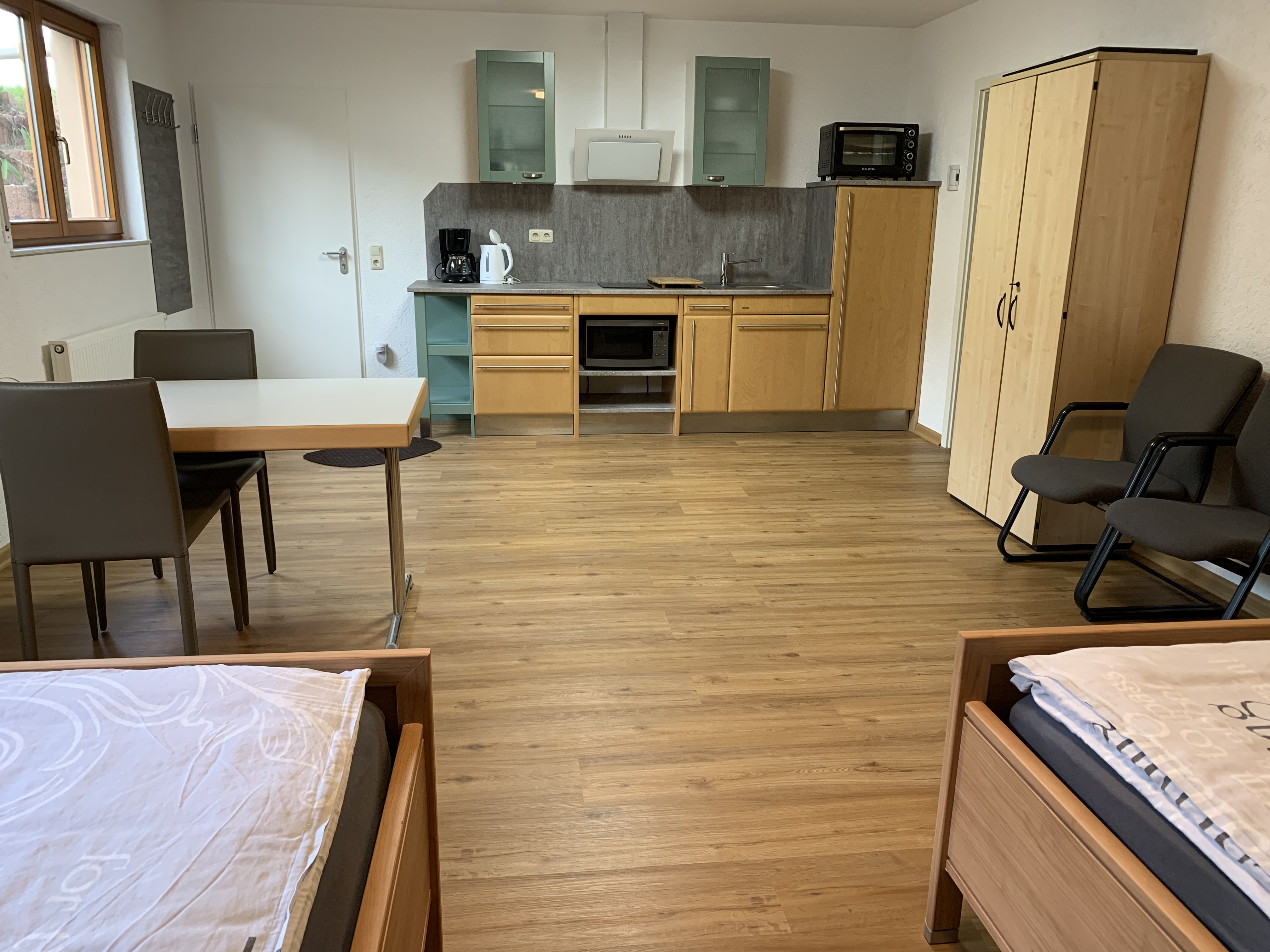 Monteurzimmer: Wohnbereich mit  Kochgelegenheit. - Monteurzimmer Werner