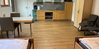 Monteurwohnung - Waschmaschine - Deutschland - Wohnbereich mit  Kochgelegenheit. - Monteurzimmer Werner