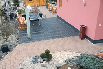 Monteurzimmer: 20qm Außenterrasse für unsere Gäste mit Bank, Tisch, Sonnenschirm, Stühlen, Grill - Haus Maisonette am Harz, Thüringen, Deutschland