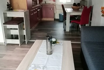 Monteurzimmer: Blick vom Wohnzimmer in die Küche mit Bar - Haus Maisonette am Harz, Thüringen, Deutschland