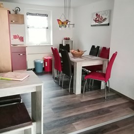 Monteurzimmer: Bar und Blick in die Küche - Haus Maisonette am Harz, Thüringen, Deutschland