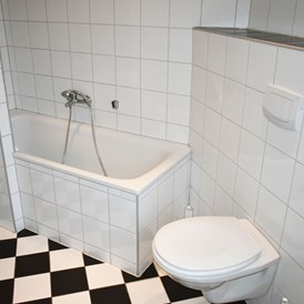 Monteurzimmer: Alle Gemeinschaftsbäder sind mit fließend Warm- und Kaltwasser, Waschbecken, Dusch-/Wannenbad, und WC ausgestattet. - domum group Duisburg