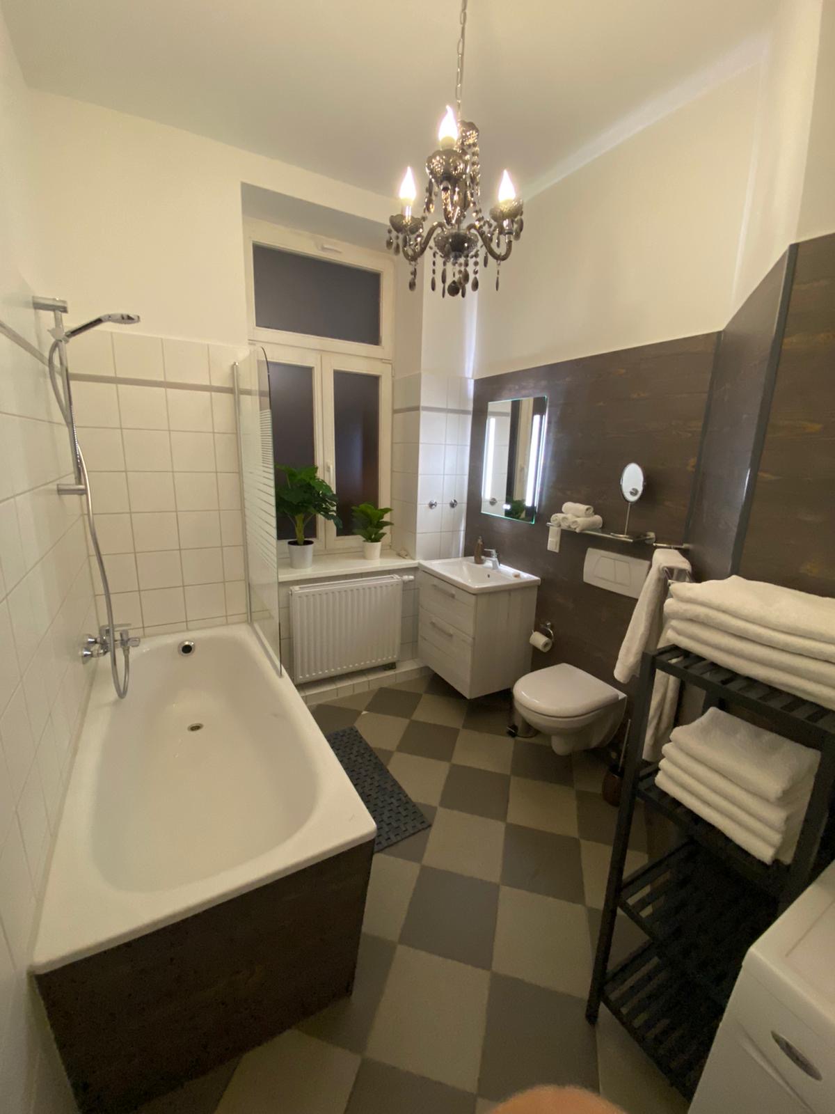 Monteurzimmer: Badezimmer - NAUTICA Apartment Rostock Innenstadt Balkon bis 6 Personen EG