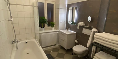 Monteurwohnung - Bettwäsche: Bettwäsche gegen Gebühr - Deutschland - Badezimmer - NAUTICA Apartment Rostock Innenstadt Balkon bis 6 Personen EG