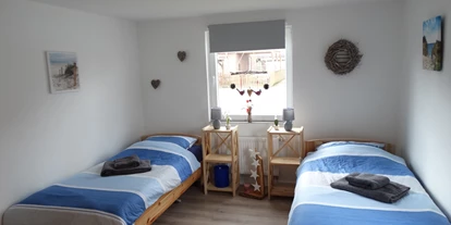 Monteurwohnung - Kaffeemaschine - Schleswig-Holstein - Dopppelzimmer mit Einzelbetten im Monteurzimmer in Hohenlockstedt. - Haus Holo - Ganzes Haus - bis 5 Monteure