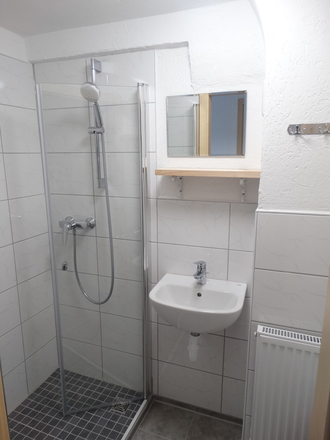 Monteurzimmer: Badezimmer mit Dusche - Haus Holo - Ganzes Haus - bis 5 Monteure