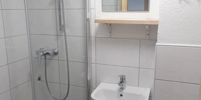Monteurwohnung - Kaffeemaschine - Schleswig-Holstein - Badezimmer mit Dusche - Haus Holo - Ganzes Haus - bis 5 Monteure