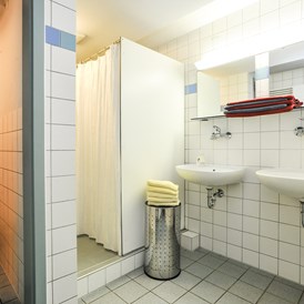 Monteurzimmer: Etagendusche mit WC - Gästehaus-abz-Stuttgart