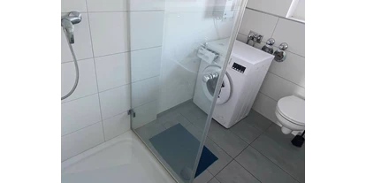 Monteurwohnung - Balkon - Deutschland - Duschbad mit Waschmaschine, Toilette und Waschbecken - Monteurzimmer Worms