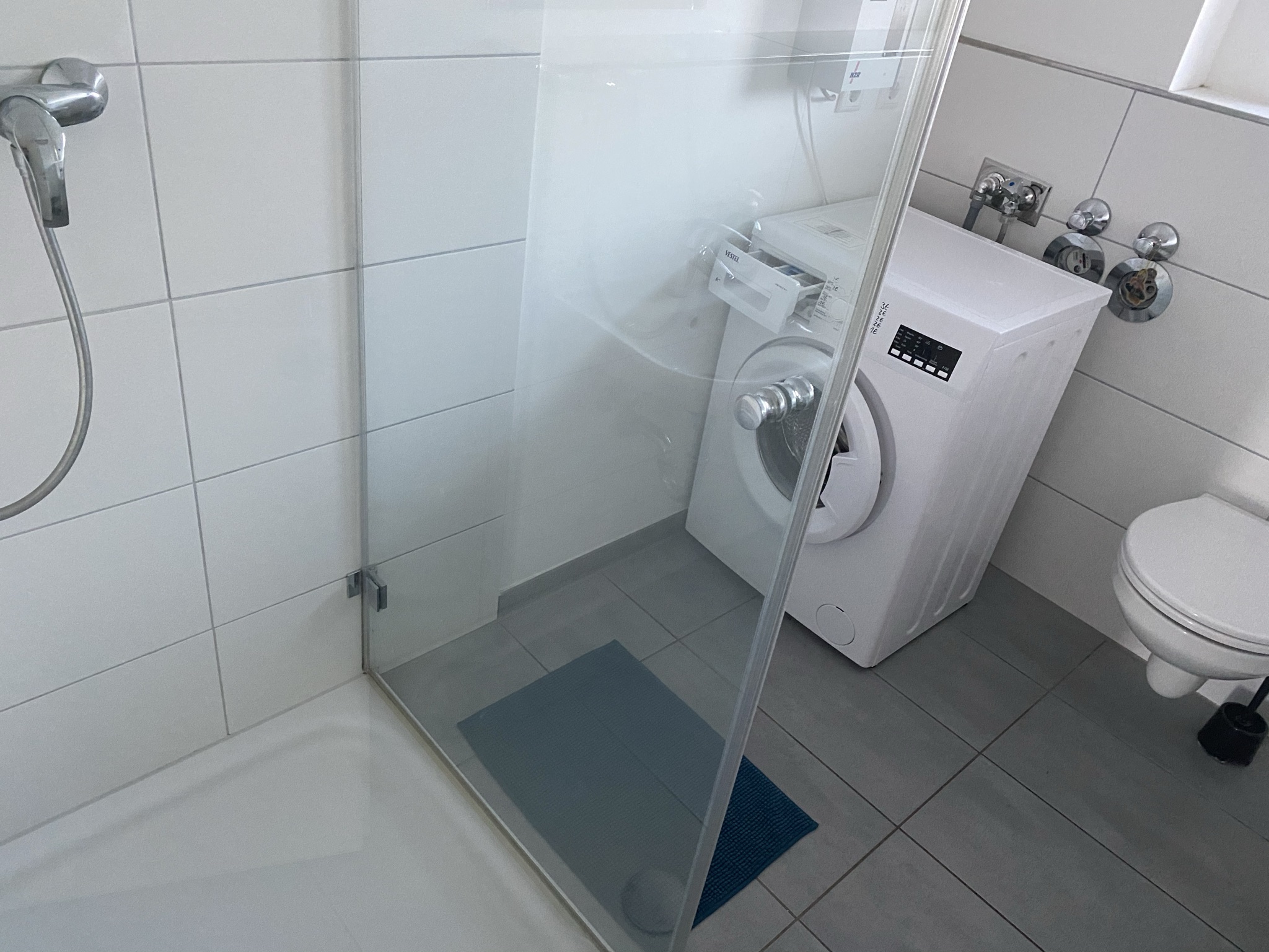 Monteurwohnung - Bettwäsche: Bettwäsche inklusive - Pfalz - Duschbad mit Waschbecken, Toilette, Waschmaschine - Monteurzimmer Frankenthal