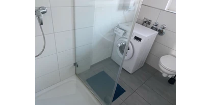 Monteurwohnung - Balkon - Deutschland - Duschbad mit Waschbecken, Toilette, Waschmaschine - Monteurzimmer Frankenthal