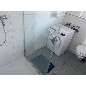 Monteurzimmer: Duschbad mit Waschbecken, Toilette, Waschmaschine - Monteurzimmer Frankenthal