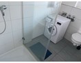 Monteurzimmer: Duschbad mit Waschbecken, Toilette, Waschmaschine - Monteurzimmer Frankenthal