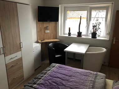Monteurzimmer: Schlafzimmer mit Fernseher - Monteurzimmervermietung Pattberg