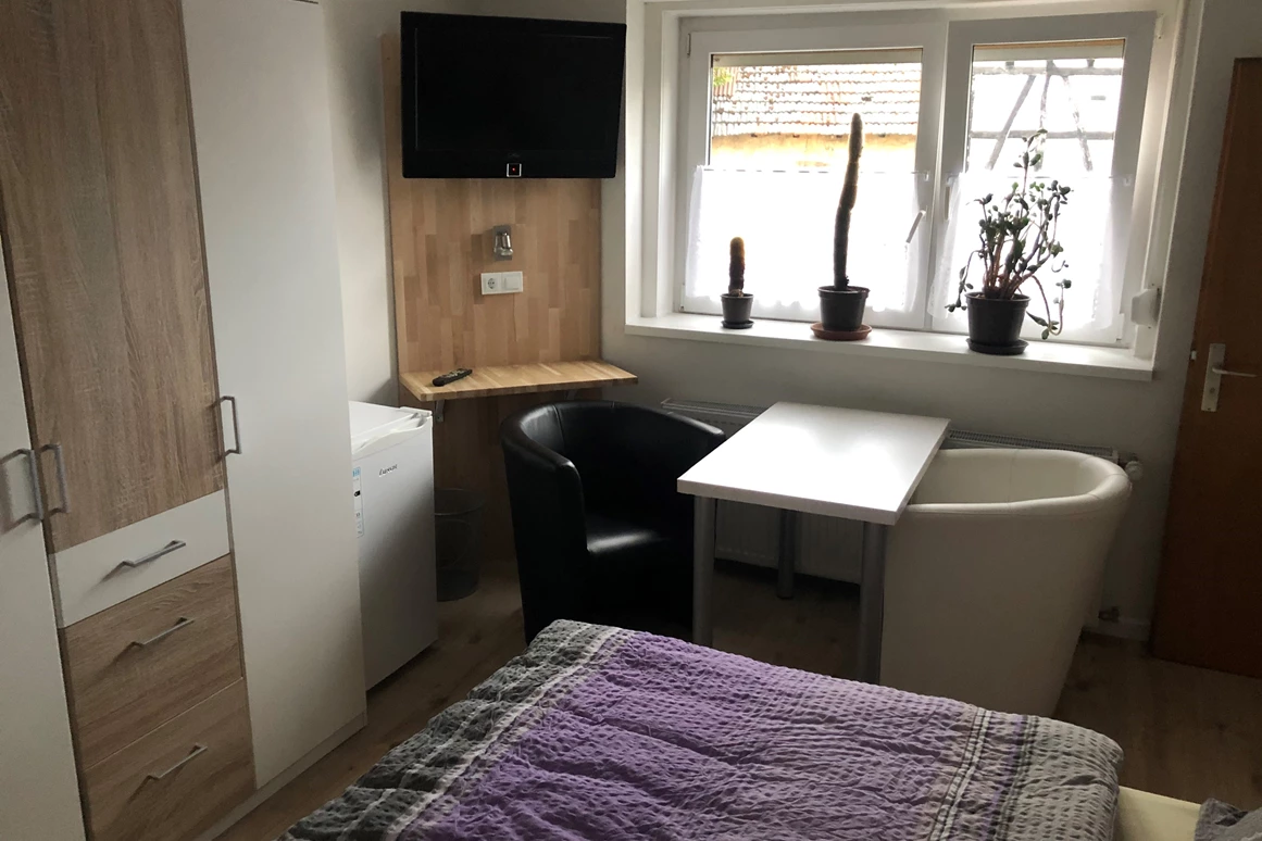 Monteurzimmer: Schlafzimmer mit Fernseher - Monteurzimmervermietung Pattberg