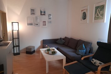 Monteurzimmer: Wohnzimmer mit Couch in der Monteurwohnung in Bremerhaven. - Sleepspot Bremerhaven 