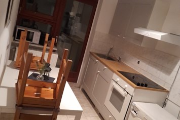 Monteurzimmer: Wohnküche mit Esstisch und Waschmaschine in der Monteurunterkunft Sleepspot in Bremerhaven. - Sleepspot Bremerhaven 