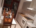 Monteurzimmer: Wohnküche mit Esstisch und Waschmaschine in der Monteurunterkunft Sleepspot in Bremerhaven. - Sleepspot Bremerhaven 