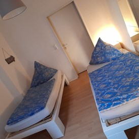 Monteurzimmer: Einzelbetten inklusive Bettwäsche in der Monteurwohnung Sleepspot in Bremerhaven. - Sleepspot Bremerhaven 