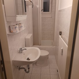 Monteurzimmer: Badezimmer mit Dusche und WC in der Aebeiterwohnung in Bremerhaven. - Sleepspot Bremerhaven 