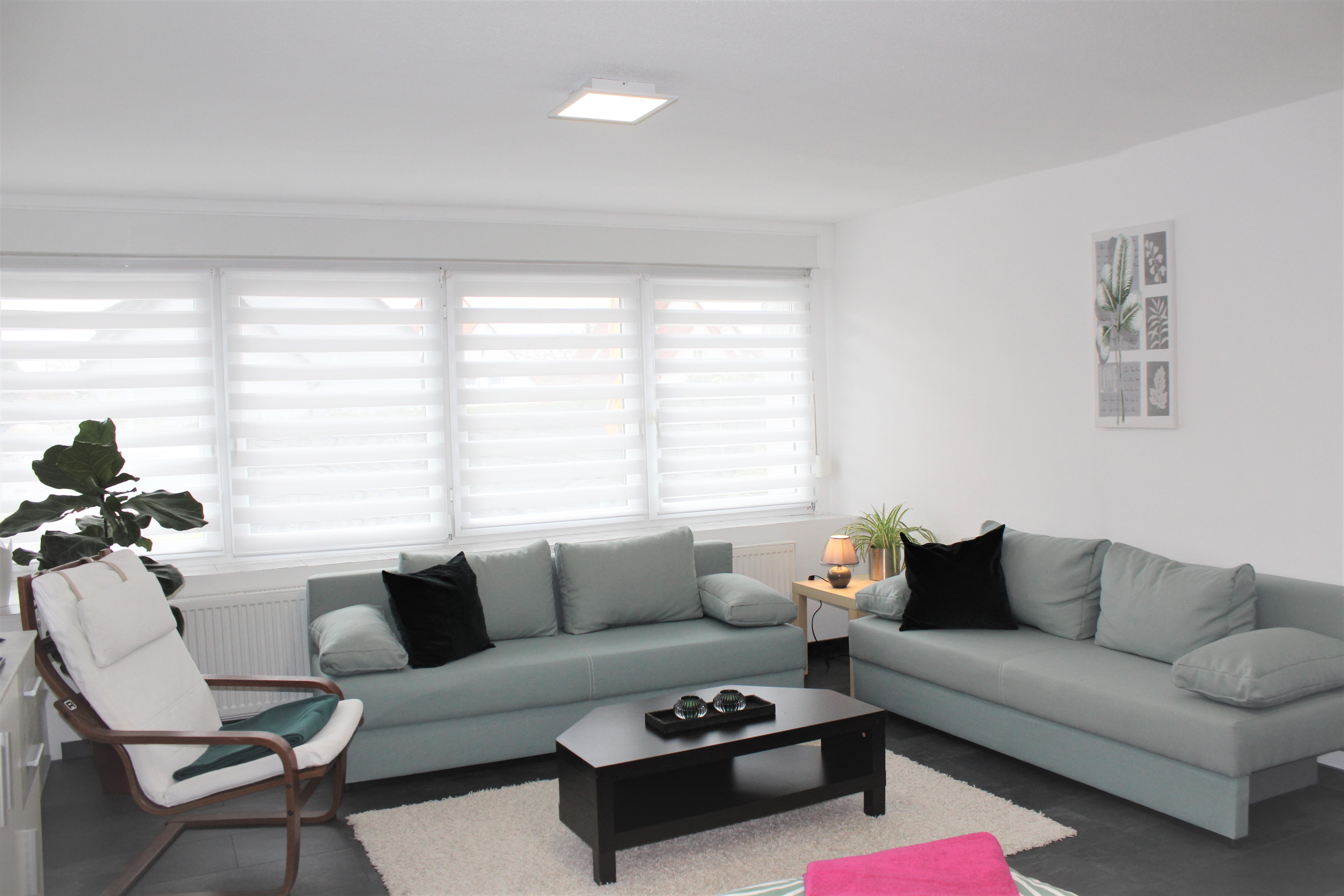 Monteurwohnung - Bettwäsche: Bettwäsche inklusive - Pfalz - Wohnzimmer mit 2 Schlafcouchen und 2 Einzelbetten
 - Ferien und Monteurswohnung Morgentau