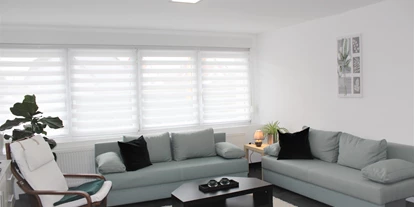 Monteurwohnung - Kronau Walldorf Bretten Kraichtal - Wohnzimmer mit 2 Schlafcouchen und 2 Einzelbetten
 - Ferien und Monteurswohnung Morgentau