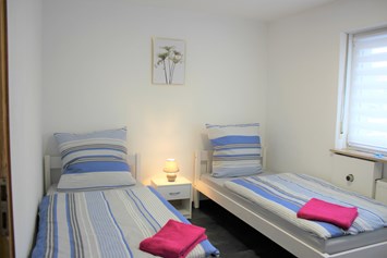 Monteurzimmer: Schlafzimmer mit 2 Einzelbetten - Ferien und Monteurswohnung Morgentau