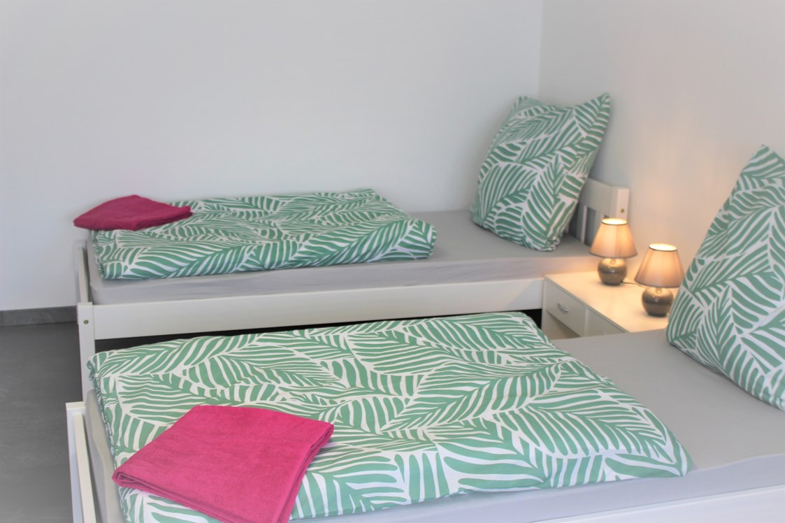 Monteurzimmer: Betten im Wohnzimmer - Ferien und Monteurswohnung Morgentau