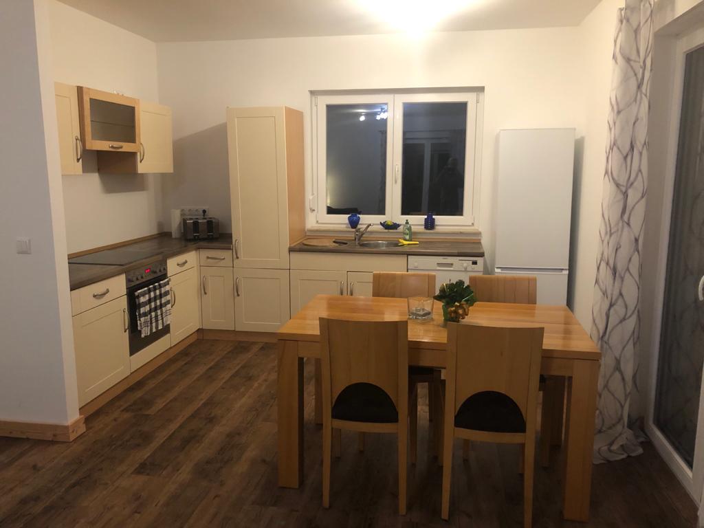 Monteurzimmer: Anmalijo I II III Monteur Gästehäuser 1-9 Personen moderne Ausstattung 10 Min zu Tesla