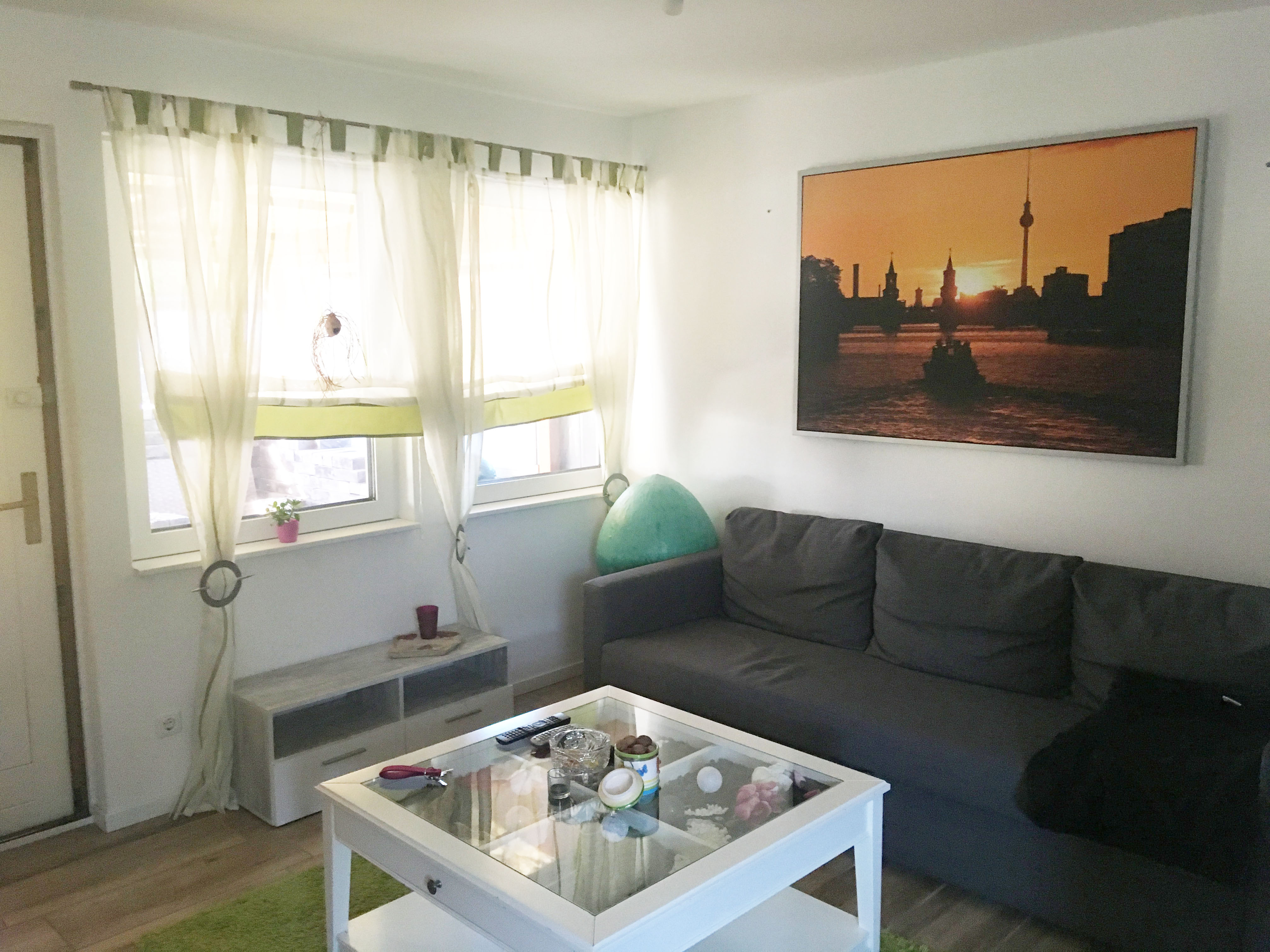 Monteurzimmer: Anmalijo I II III Monteur Gästehäuser 1-9 Personen moderne Ausstattung 10 Min zu Tesla