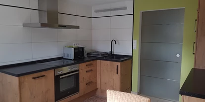 Monteurwohnung - Muggensturm Gaggenau - Küche mit Elektroherd mit Cerankochfeld, Spülmaschine und Mikrowelle - Peter Monteurzimmer Krassa