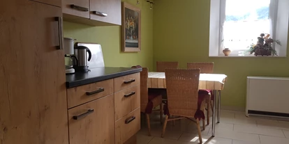 Monteurwohnung - Muggensturm Gaggenau - Küche mit Kühlschrank und Gefrierteil - Peter Monteurzimmer Krassa