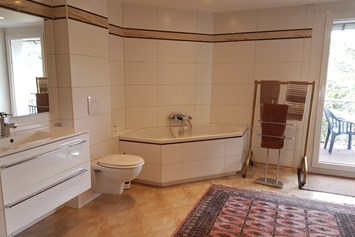 Monteurzimmer: großes Bad mit Badewanne und Balkontür - Peter Monteurzimmer Krassa