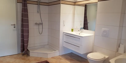 Monteurwohnung - Muggensturm Gaggenau - großes Bad mit Dusche - Peter Monteurzimmer Krassa