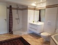 Monteurzimmer: großes Bad mit Dusche - Peter Monteurzimmer Krassa