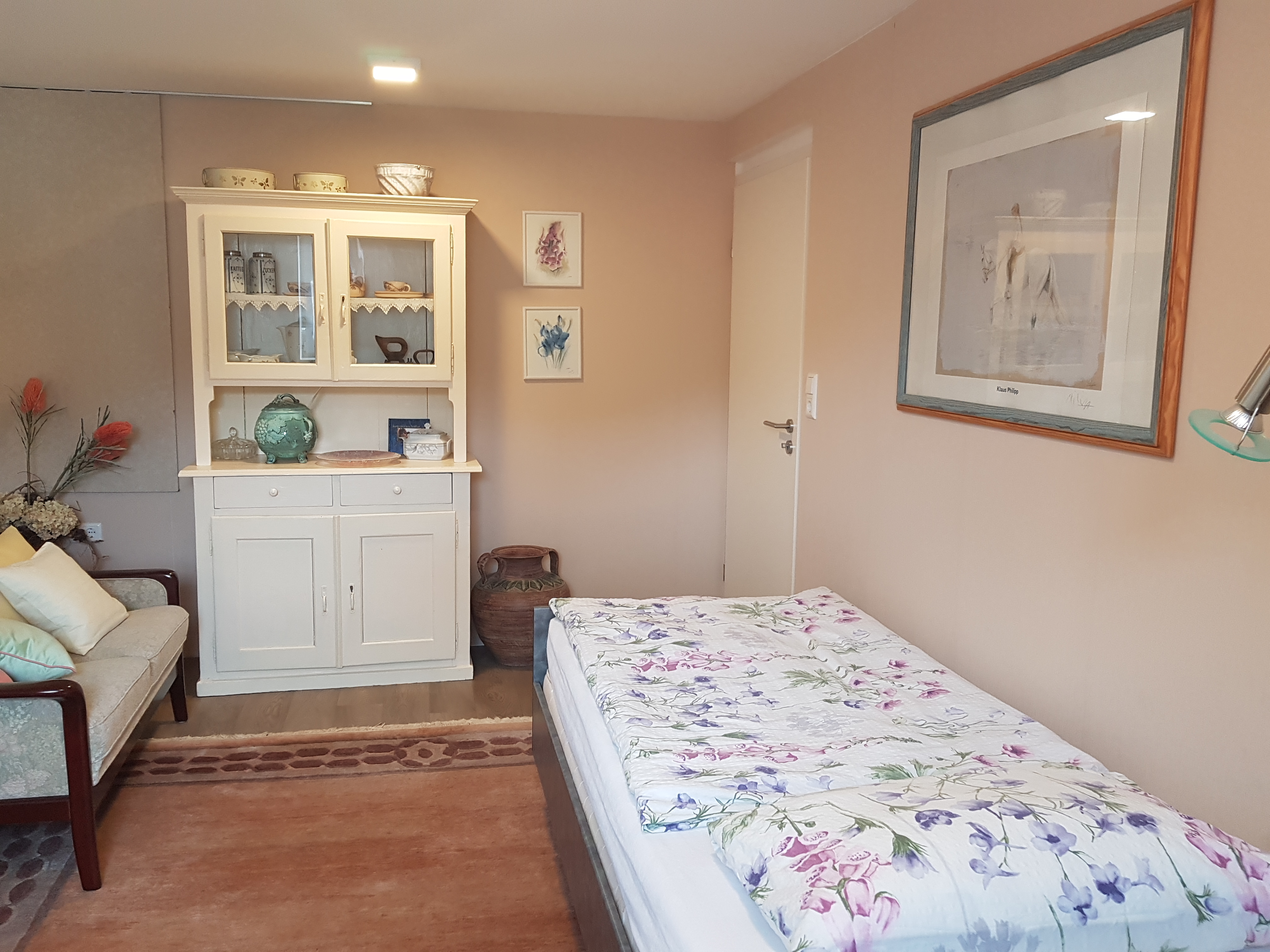 Monteurzimmer: Zimmer 1 mit Einzelbett und nostalgischem Küchenschrank - Peter Monteurzimmer Krassa