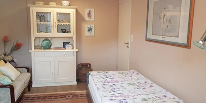 Monteurwohnung - Muggensturm Gaggenau - Zimmer 1 mit Einzelbett und nostalgischem Küchenschrank - Peter Monteurzimmer Krassa