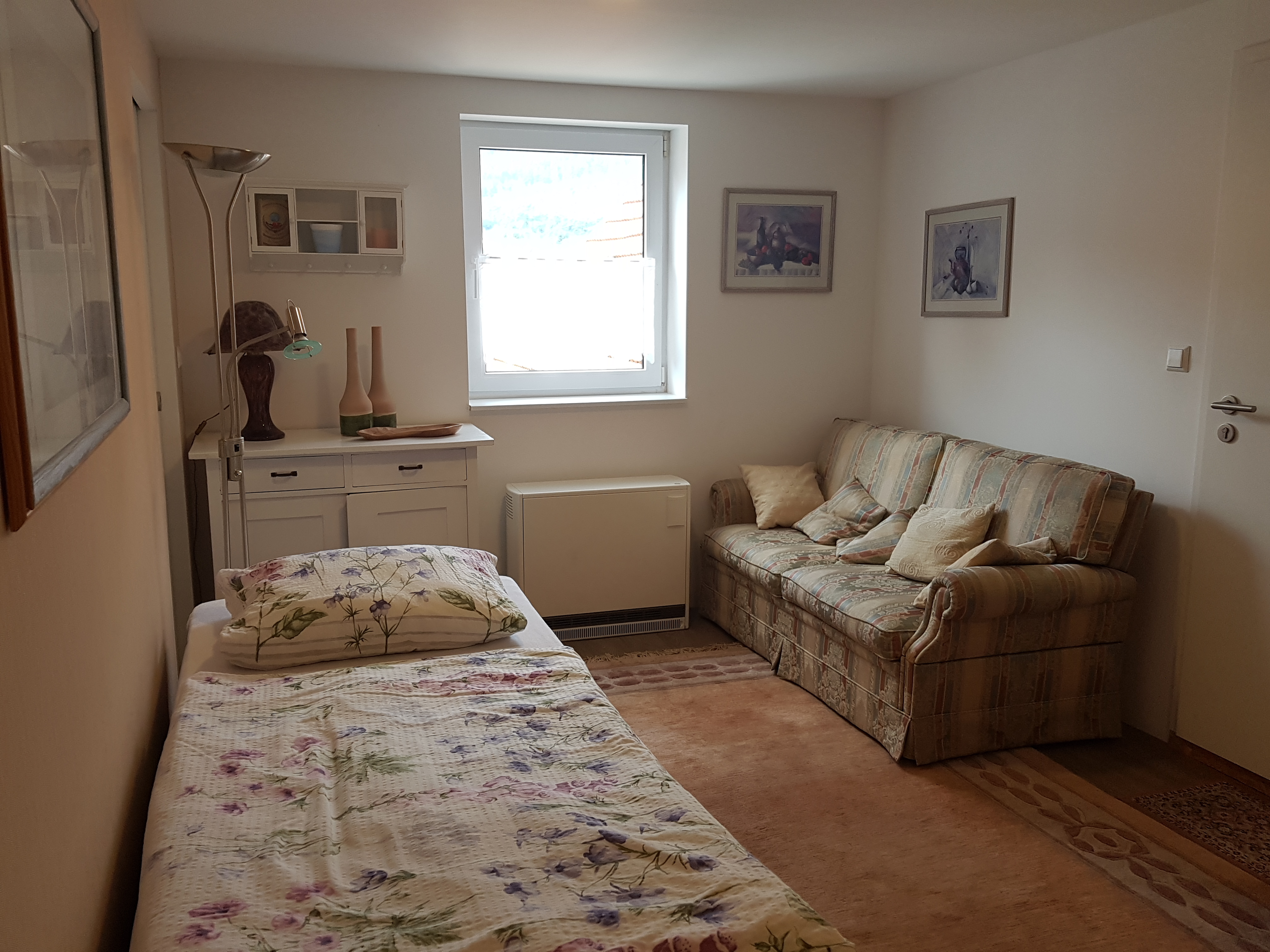 Monteurzimmer: Zimmer 1 mit Sitzsofa und Kommode - Peter Monteurzimmer Krassa