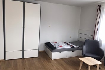 Monteurzimmer: Wohnen auf Zeit in Stuttgart Köngen max. 4 Personen  - Ferienwohnung ideal für Monteure mit Küche und eigenem Bad in Stuttgart Köngen 