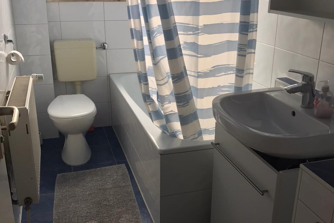 Monteurzimmer: Unterkunft mit eigenem Bad und kostenloser Waschmaschine - Ferienwohnung ideal für Monteure mit Küche und eigenem Bad in Stuttgart Köngen 