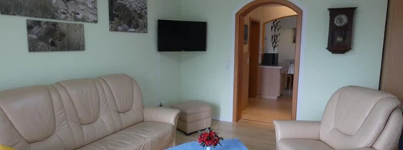 Monteurzimmer: Wohnbereich mit Flachbildschirm - Familie Hoeß - hat Ihre Ferienwohnung im schönen Taubertal