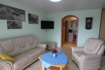 Monteurzimmer: Wohnbereich mit Flachbildschirm - Familie Hoeß - hat Ihre Ferienwohnung im schönen Taubertal