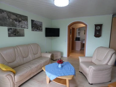 Monteurzimmer: Wohnbereich mit Flachbildschirm - Familie Hoeß - hat Ihre Ferienwohnung im schönen Taubertal