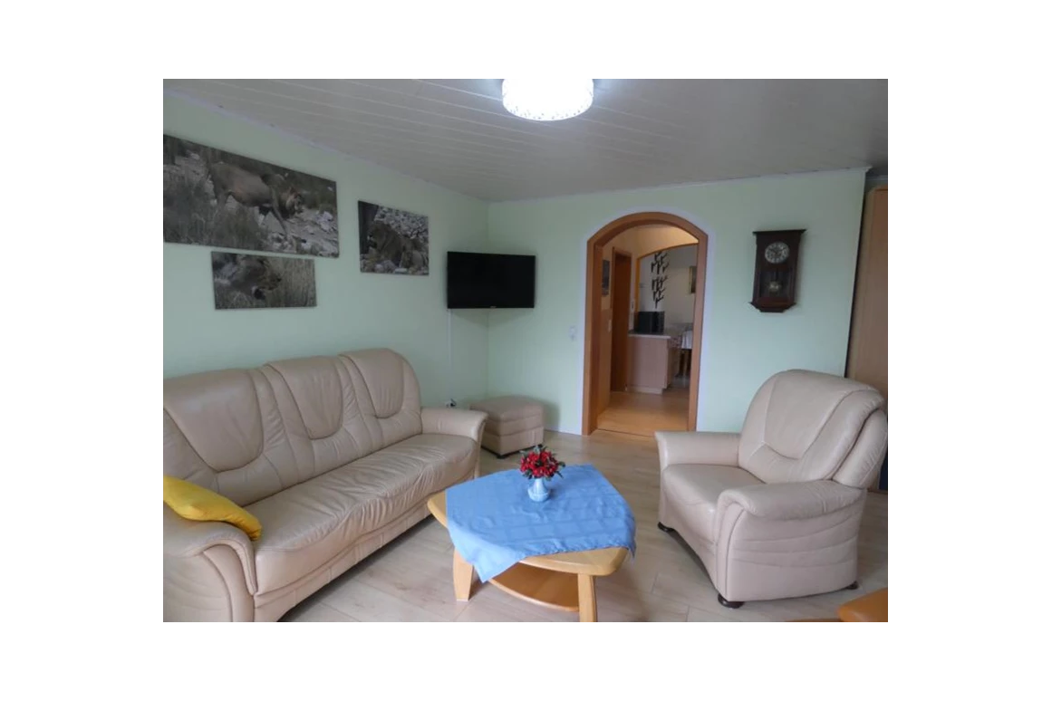 Monteurzimmer: Wohnbereich mit Flachbildschirm - Familie Hoeß - hat Ihre Ferienwohnung im schönen Taubertal