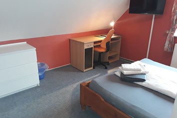 Monteurzimmer: Jedes Zimmer verfügt über einen Laptop Arbeitsplatz und TV - Großzügiges Haus Nahe Oldenburg  Bremen Oldenburger Land  für Monteure 
