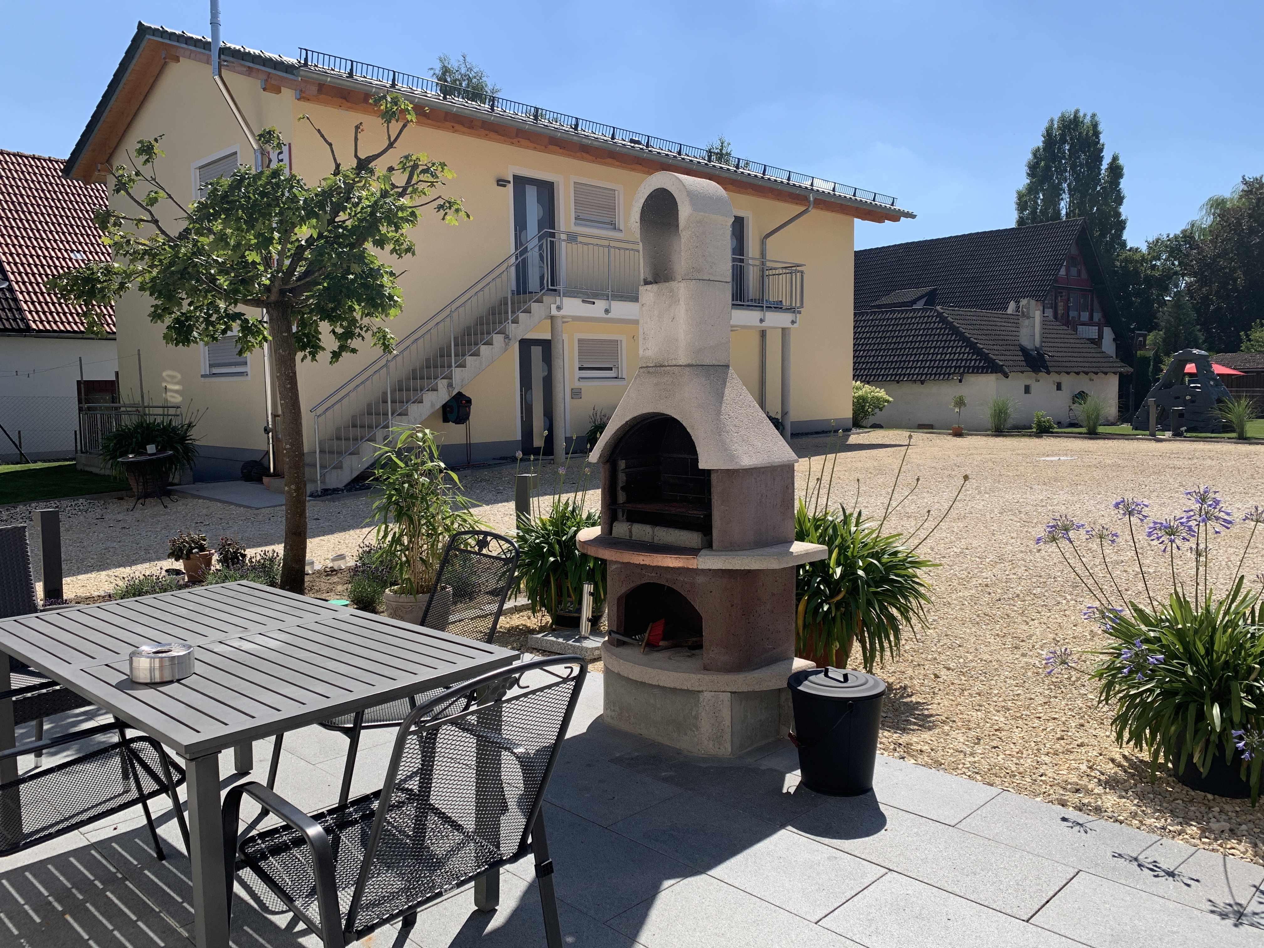 Monteurzimmer: Terrasse im EG mit Grillkamin - Haag Ferienwohnungen