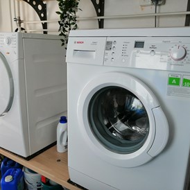 Monteurzimmer: Waschmaschinen und Trockner im Waschraum - Haag Ferienwohnungen