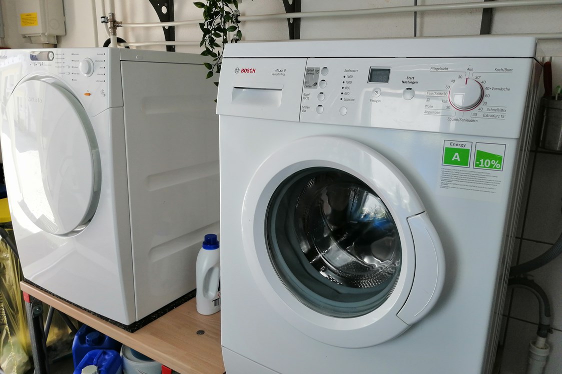 Monteurzimmer: Waschmaschinen und Trockner im Waschraum - Haag Ferienwohnungen