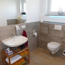 Monteurzimmer: Badezimmer mit Dusche u. WC - Haag Ferienwohnungen